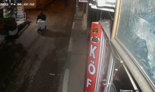 Engelli taklidi yapıp akülü sandalyeyi çaldı