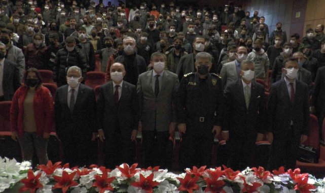 Engelli vatandaşlardan anlamlı tiyatro oyunu