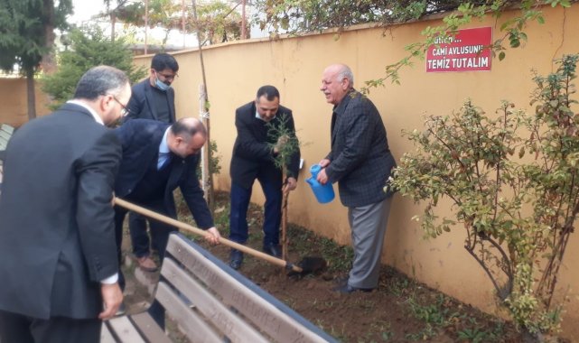 Engelliler adına cami bahçelerinde fidan dikildi