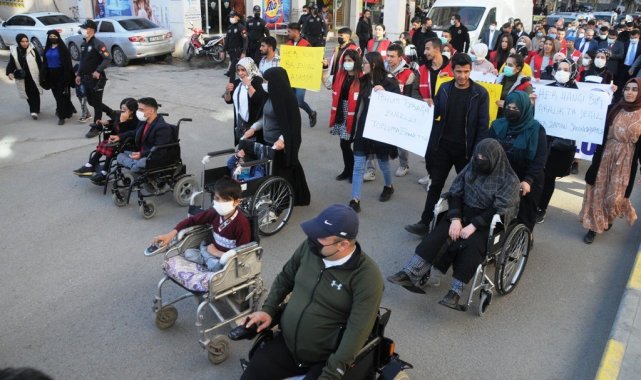 Engelliler farkındalık yürüyüşünde bir araya geldi