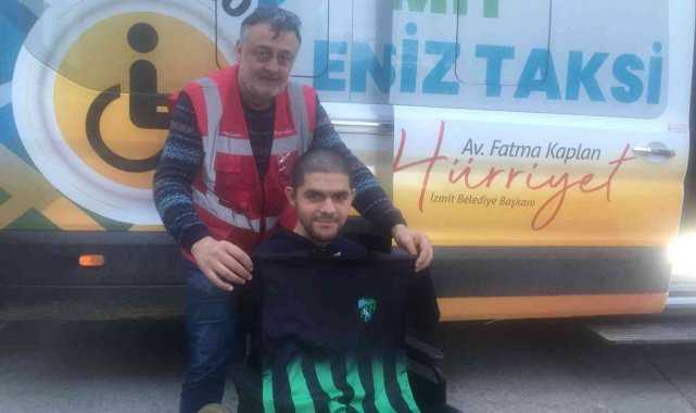 Engelsiz taksi hizmetinden yararlanan Hakan'a Kocaelispor sürprizi