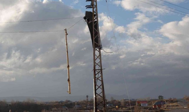 Erciş'te şiddetli rüzgar okulun çatısını uçurdu