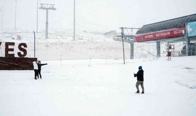 Erciyes'te sevindiren kar yağışı