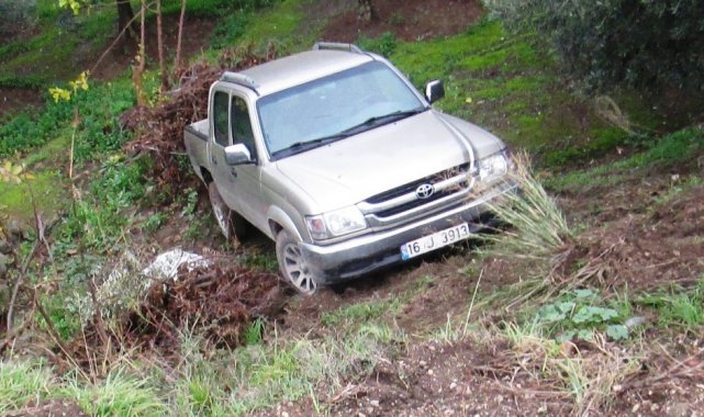 Erdek'te 2 araç şarampole uçtu