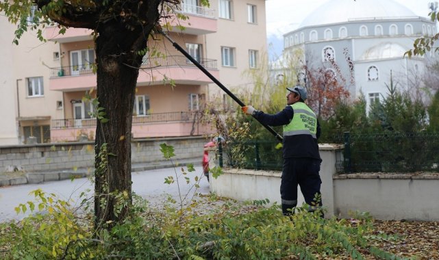 Erzincan'da sıcak asfalt, temizlik ve peyzaj çalışmaları devam ediyor