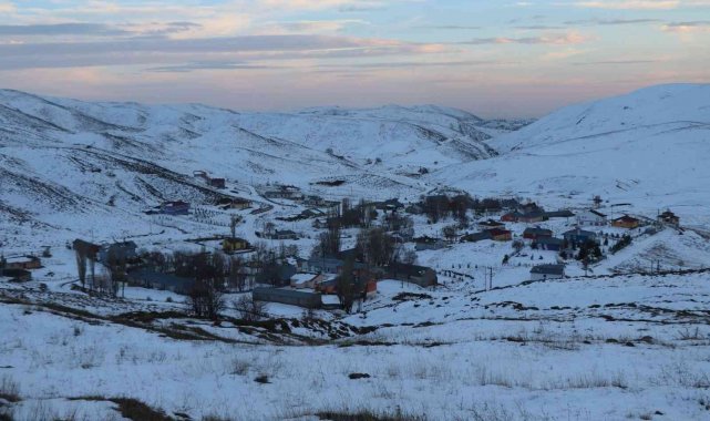Erzincan'ın yüksek kesimlerinde kar yağışı etkili oldu