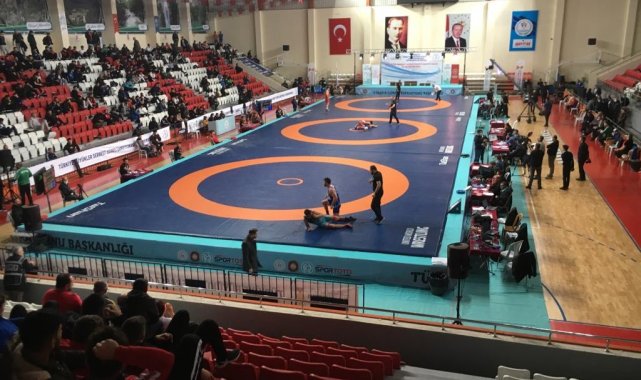 Erzincanlı güreşçiler Türkiye Serbest Güreş Şampiyonasında ter döktü