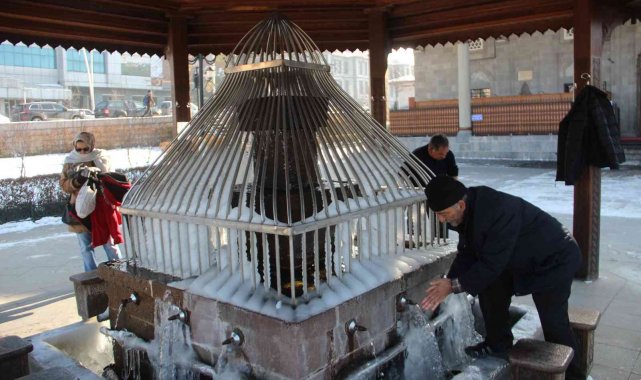 Erzurum eksi 16'yı gördü şadırvanlar adeta buzdan şelaleye döndü