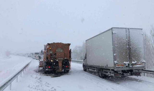 Erzurum-Erzincan karayolunda yüzlerce araç mahsur kaldı