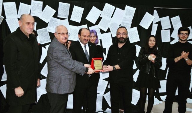 Erzurum'da 'kadın' isimli tiyatro oyunu beğeni topladı