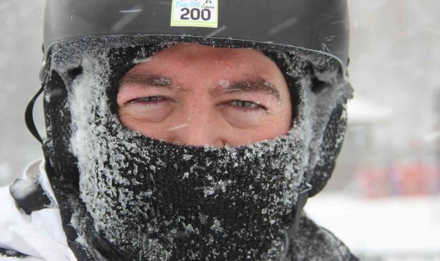 Erzurum'da lapa lapa yağan kar, kimine işkence kimine eğlence oldu
