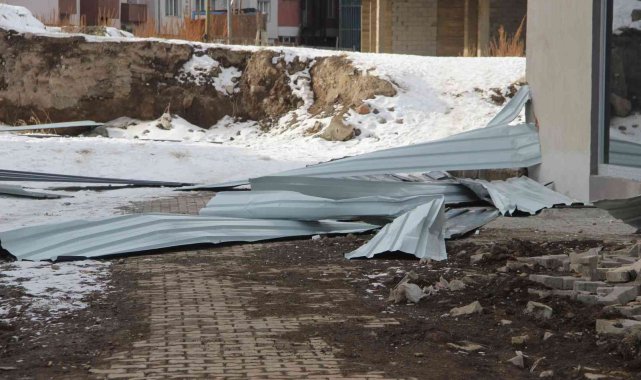 Erzurum'da şiddetli fırtına hayatı felç etti, okulların çatıları kağıt gibi uçtu