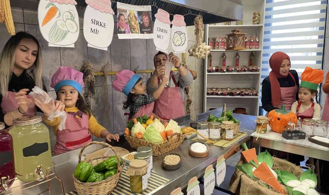 Esenler&#039;de anneler ve kızları turşu kurup sattı