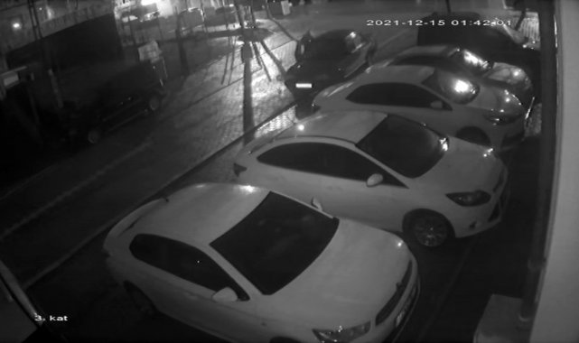 Esenyurt&#039;ta aracı çalıştıramayınca iterek çaldılar