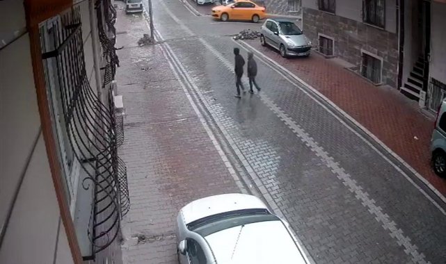 Esenyurt'ta girdikleri binalarda yangın çıkartan iki çocuk, güvenlik kameralarına yakalandı