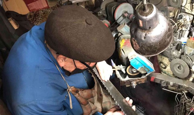 Eşine verdiği sözü tutmak için 85 yaşında bilemecilik yapıyor