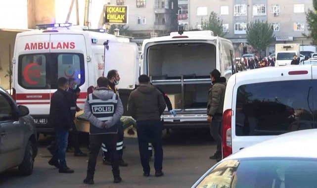 Eşini 25 yerden bıçakladı, çocuklarının boğazını kesti