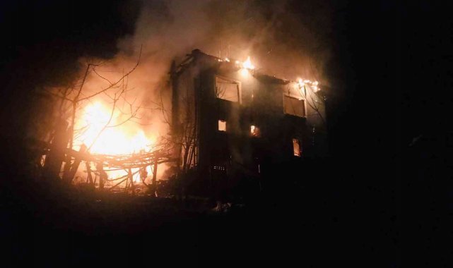 Eşini alevlerden kurtardı kendi yanarak can verdi