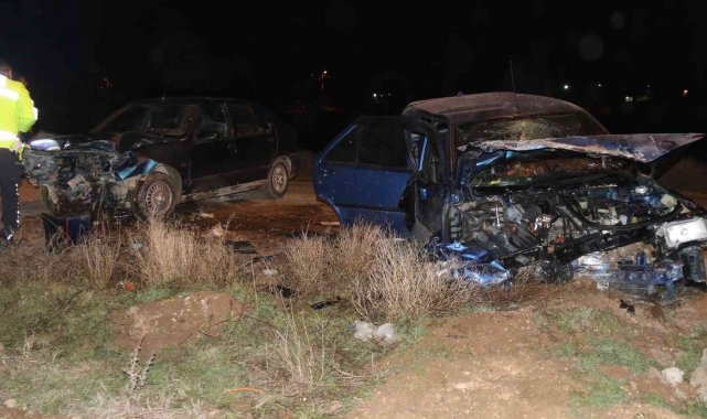 Eskişehir'de 2 otomobil kafa kafaya çarpıştı: 3 yaralı