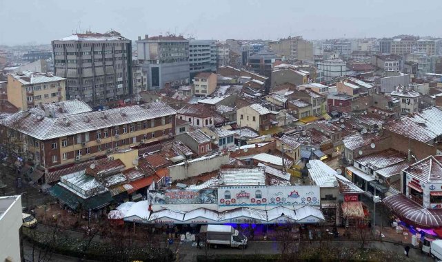 Eskişehir'de çatılar beyaza bürünürken, yerler ıslak kaldı