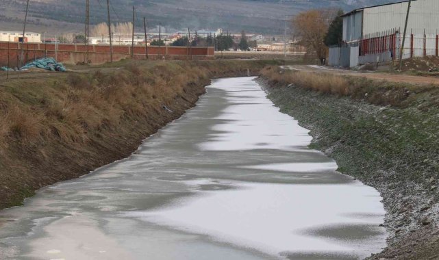 Eskişehir'de soğuk hava sulama kanalını dondurdu