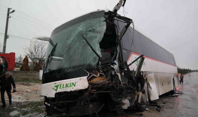 Eskişehir'de traktör ve servis aracı çarpıştı, 1 yaralı