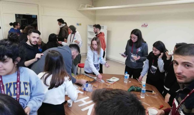 Eskişehir'den gelen üniversite öğrencileri, Daday'da kütüphane oluşturuyor