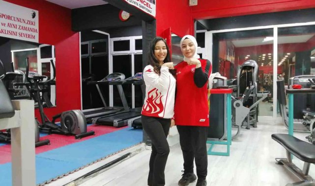 Esma Nur ve Beyzanur bilekleriyle dünyayı devirip yurda madalyayla döndüler