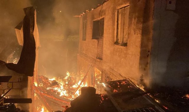 Evde çıkan ve ahıra sıçrayan yangında 11 hayvan telef oldu