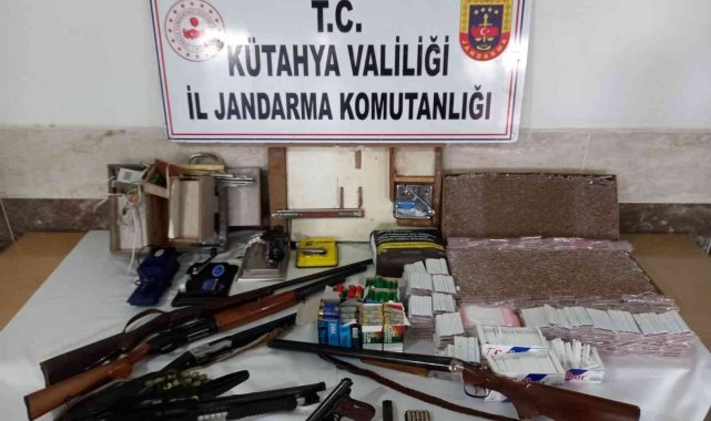 Evi silah ve sigara deposu çıktı