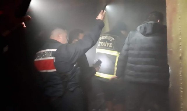 Evin odunluğunda çıkan yangında köylüler seferber oldu