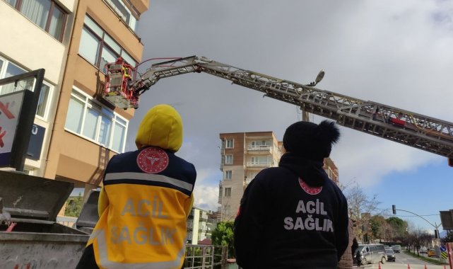 Evinde düşüp bayılan kadını böyle kurtardılar