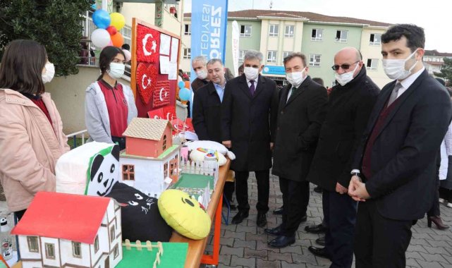 Evlerindeki geri dönüşüm atıklarını okula getiren öğrenciler harçlıklarını çıkarıyor