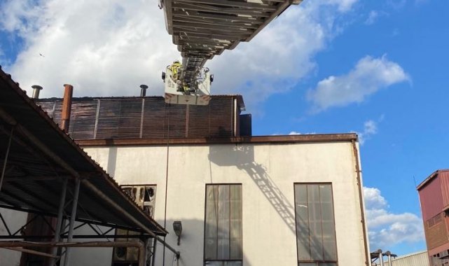 Fabrikada çıkan yangında üç işçi zehirlendi.