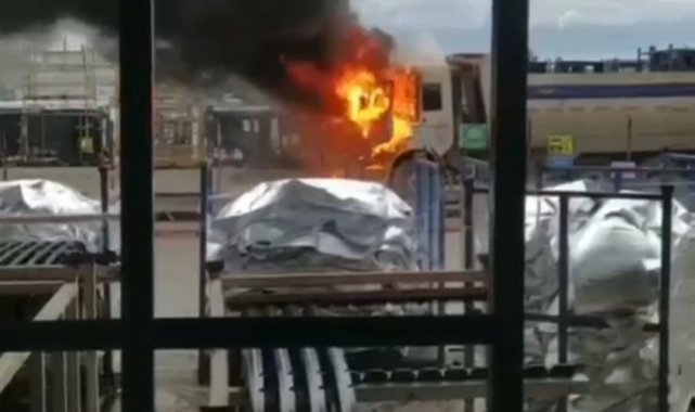 Fabrikaya mal indiren kamyon alev alev yandı