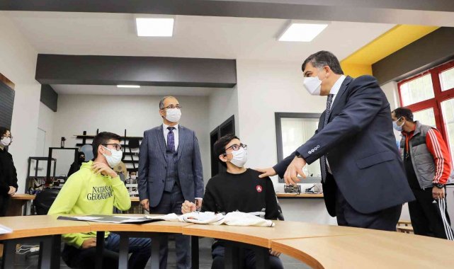 Fadıloğlu, Fen Lisesi öğrencileriyle bir araya geldi