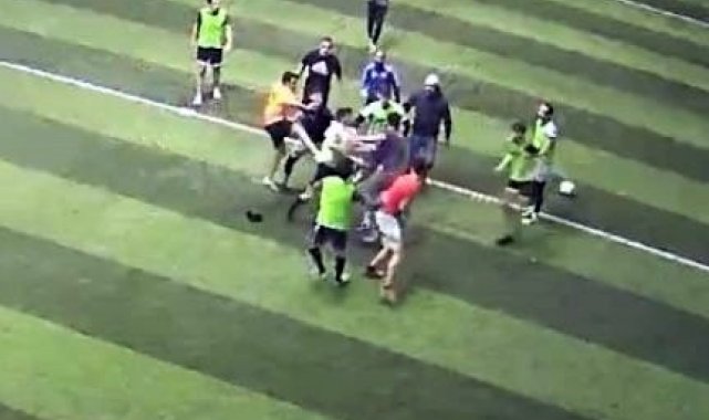 Faul sonrasında halı saha boks ringine döndü