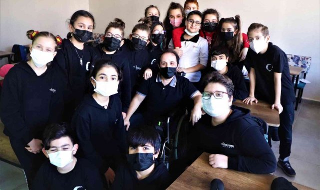 Fedakar öğretmen tekerlekli sandalye ile derse giriyor