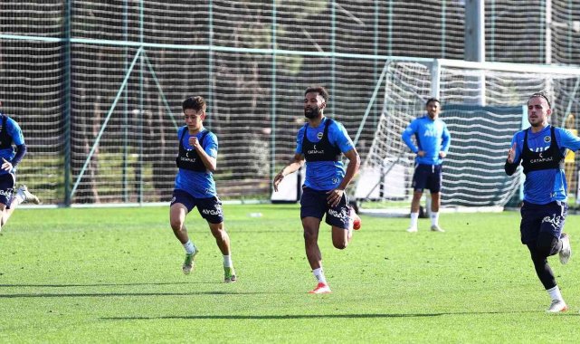 Fenerbahçe'de Valencia sahada topla çalışmalara başladı