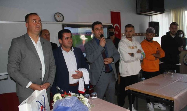 Fethiyespor Teknik Direktörü Dinçel ve futbolcular, öğrenciler ile buluştu