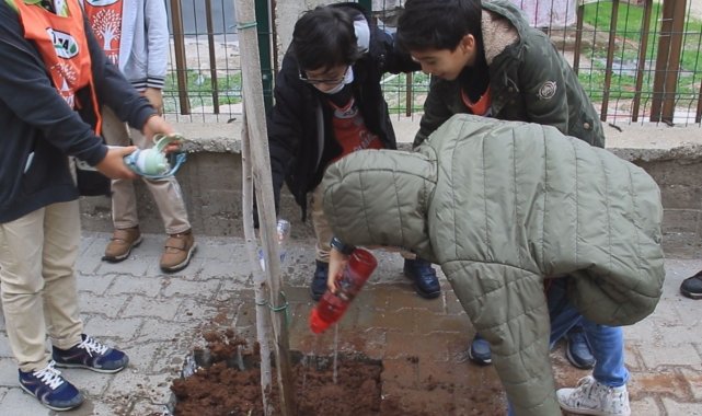 Fidanları toprakla buluşturan çocuklar, can suyunu suluklarıyla verdi