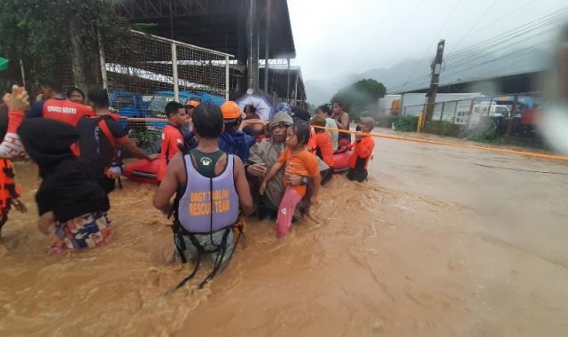 Filipinler'de Rai Tayfunu karaya çıktı