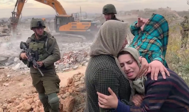 Filistin'de İsrail güçleri, evlerin yıkımını durdurmak isteyen kadınlara saldırdı