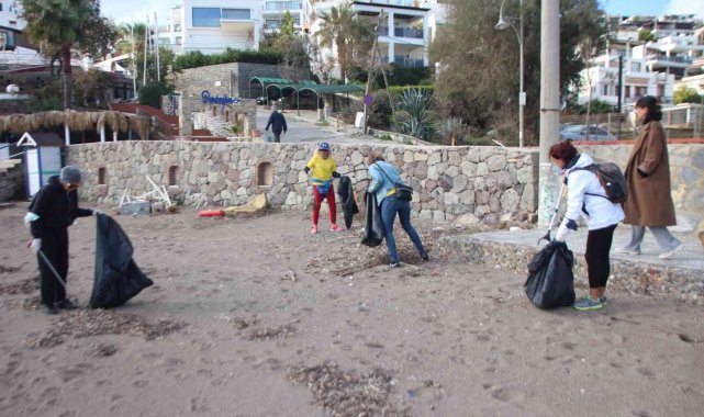Fırtına sonrası sahil temizliği yaptılar