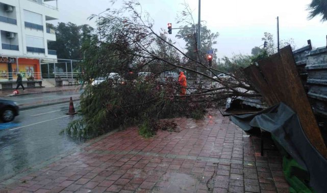 Fırtına ve yağışın etkili olduğu Antalya&#039;da Büyükşehir teyakkuza geçti