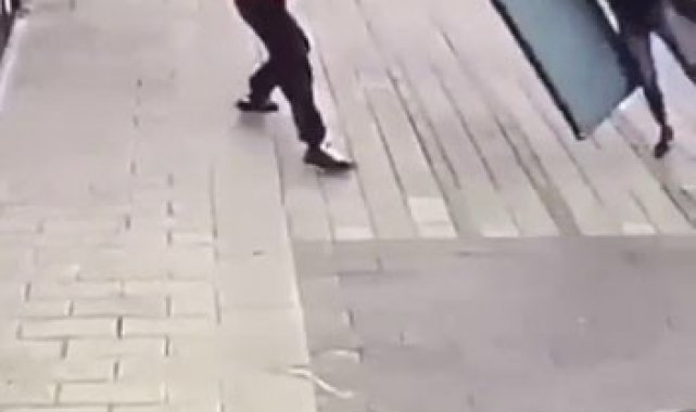 Fırtınada yardıma gitti, tabela ile birlikte uçtu