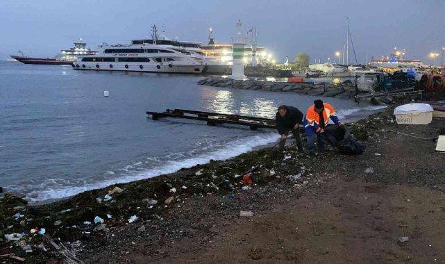Fırtınanın ardından deniz kenarı çöplüğe döndü