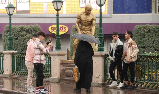 Fotoğraf çektirmek için yağmura aldırış etmediler