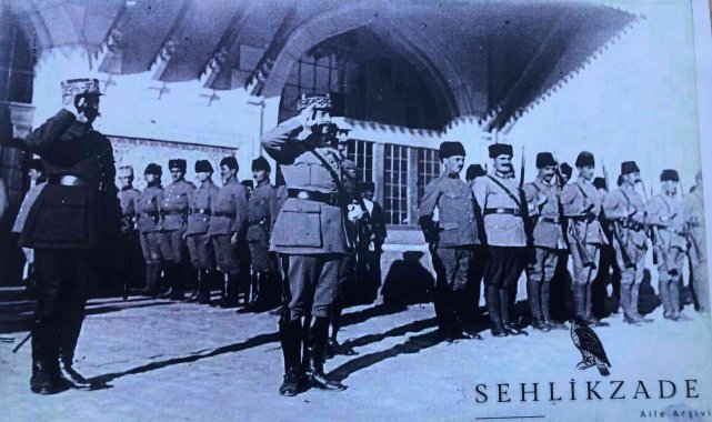 Fransız askerlerin Türk sancağını selamladığı fotoğraf gün yüzüne çıktı