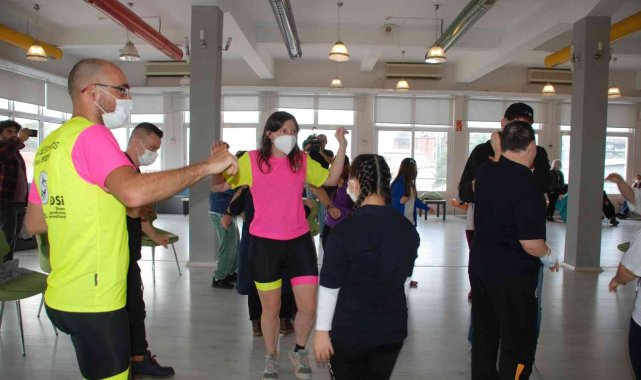 Fransız gezgin çift 'Erik Dalı' ile coştu